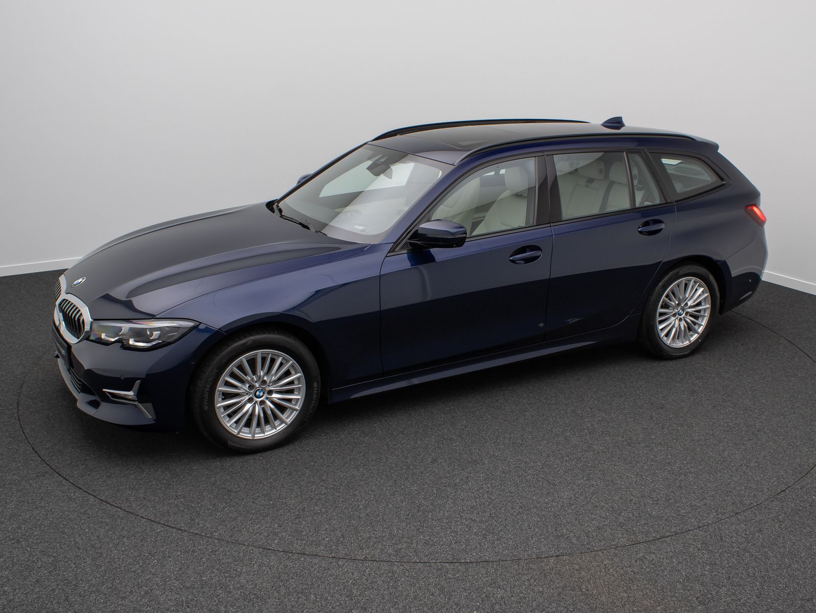 Fahrzeugabbildung BMW 320d xD LuxuryLine 360°HUD DAB H/K Panorama AHK