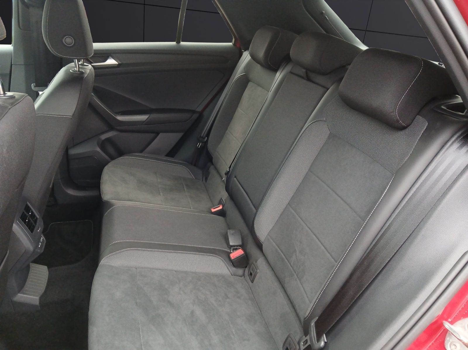 Fahrzeugabbildung Volkswagen T-Roc TSI R-Line LED AHK Navi AID ACC RFK SH