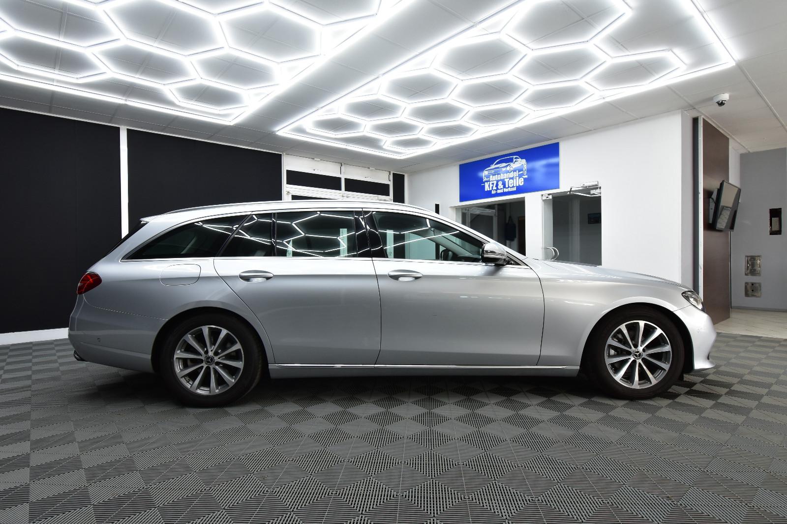 Mercedes-Benz E 220  SHZ AHK RFK LED Ambiente.
