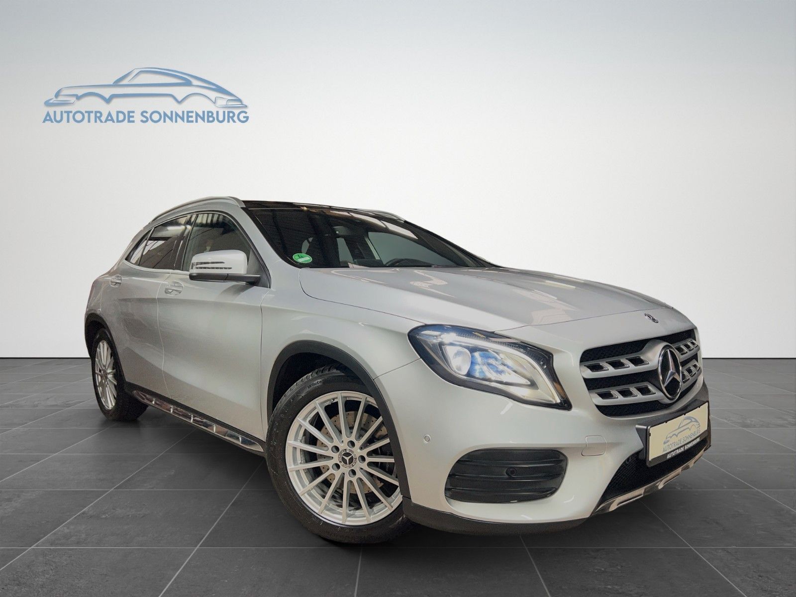 MERCEDES-BENZ GLA 250 AMG*Line / 4Matic / Schiebedach / Kamera