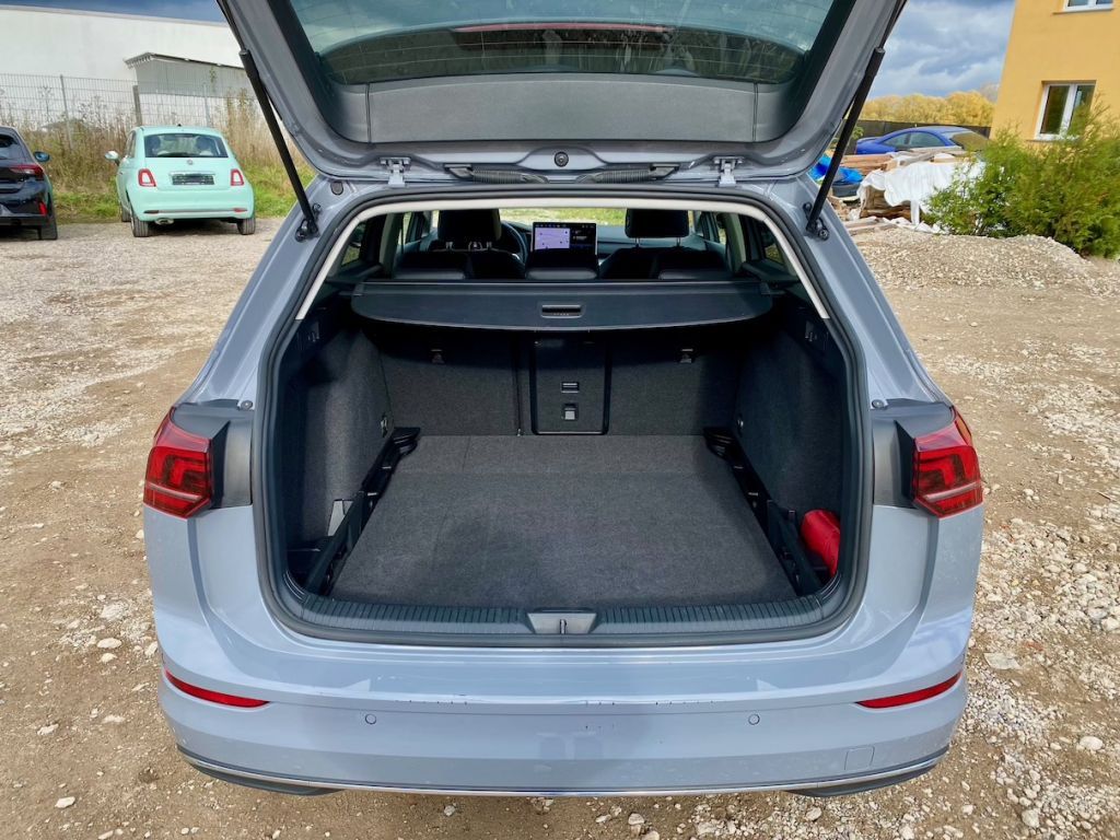 Fahrzeugabbildung Volkswagen Golf Variant 1.5 TSI Life AHK GZJR AAC KAM SHZ