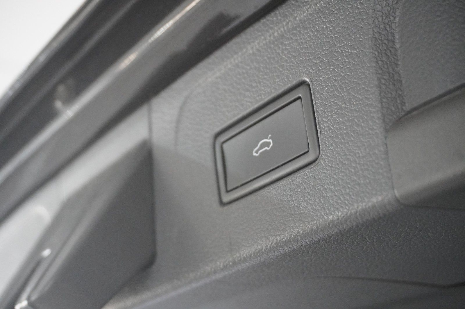 Fahrzeugabbildung Volkswagen Passat Vari. 2.0 TDI R-LINE 4M NAVI/KAMERA/AHK