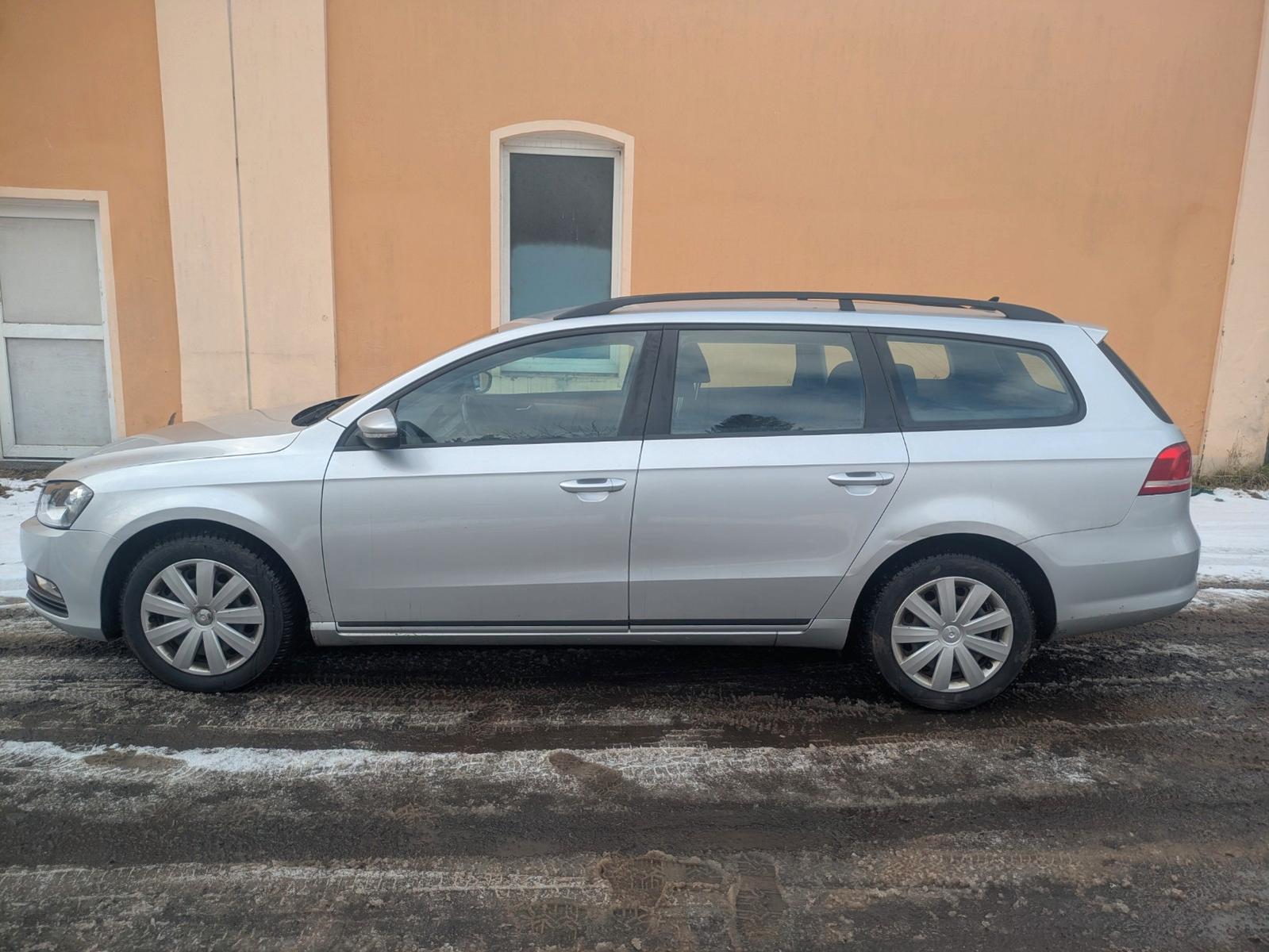 Volkswagen Passat 2011 — rear view