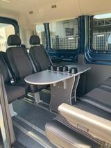 Ford Transit mit Schienensystem u. 6 Einzelsitzen hin