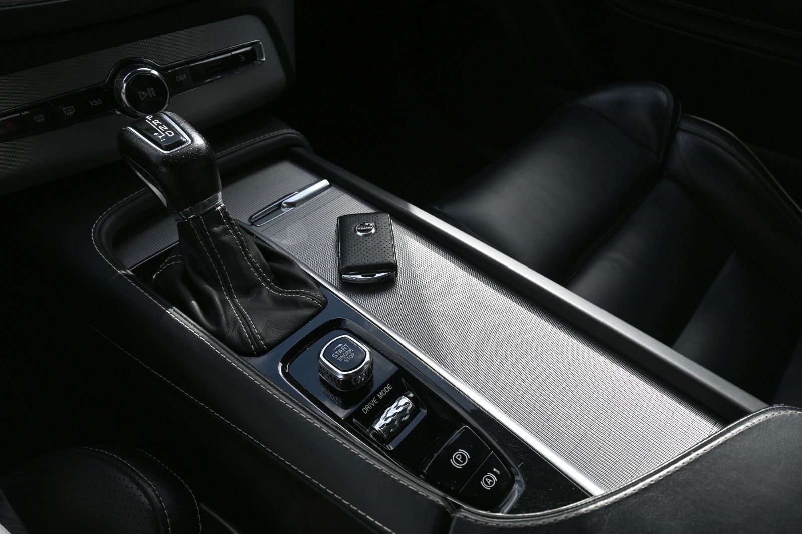 Fahrzeugabbildung Volvo XC90 D5 R-Design*VOLL*PANO*LUFT*255PS*MIETKAUF
