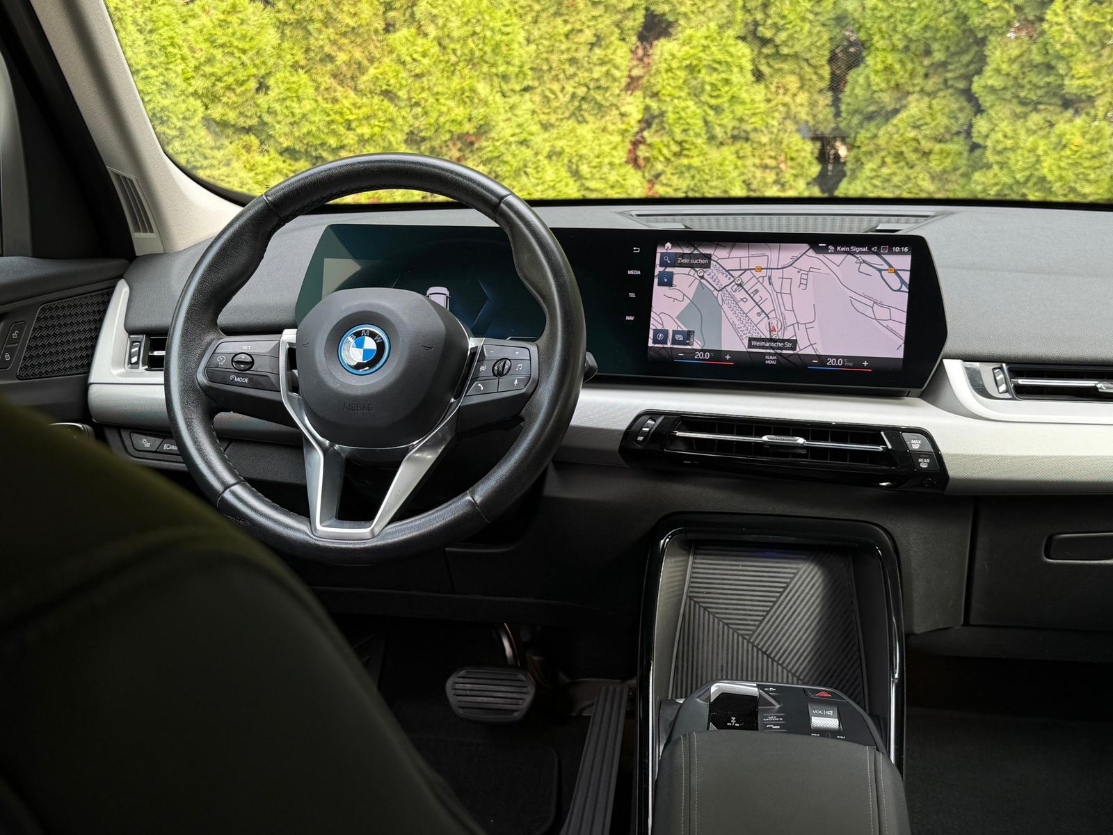 Fahrzeugabbildung BMW iX1 30 xDrive 64 kWh SHADOW+LIFE+SHZ+KAM+LEDER+M