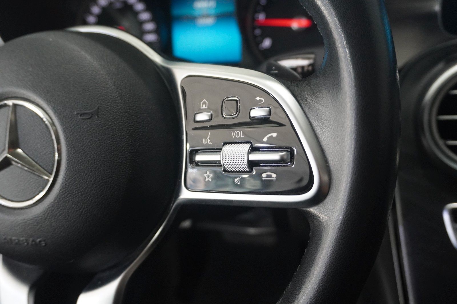 Fahrzeugabbildung Mercedes-Benz C 220 D LIM. AVANTGARDE NAVI/LED/KAMERA/SHZ/AHK