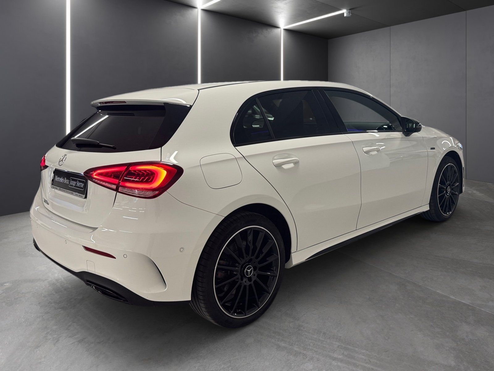 Fahrzeugabbildung Mercedes-Benz A 250 e AMG*DISTRONIC*MULTIBEAM*AHK*Pano-Dach