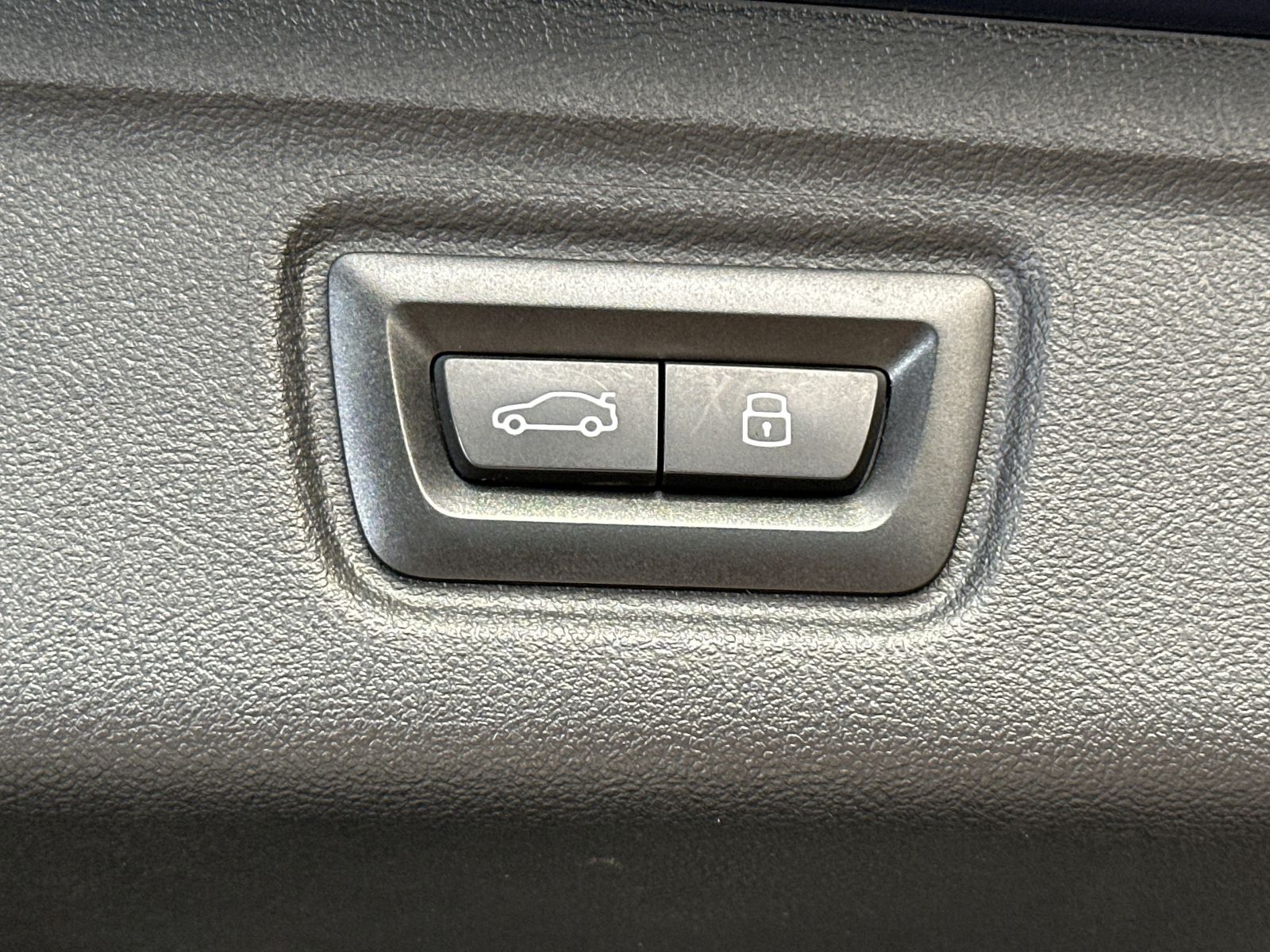Fahrzeugabbildung BMW M340d Touring xDrive NAV+LED+PANO+AHK+HEAD-UP