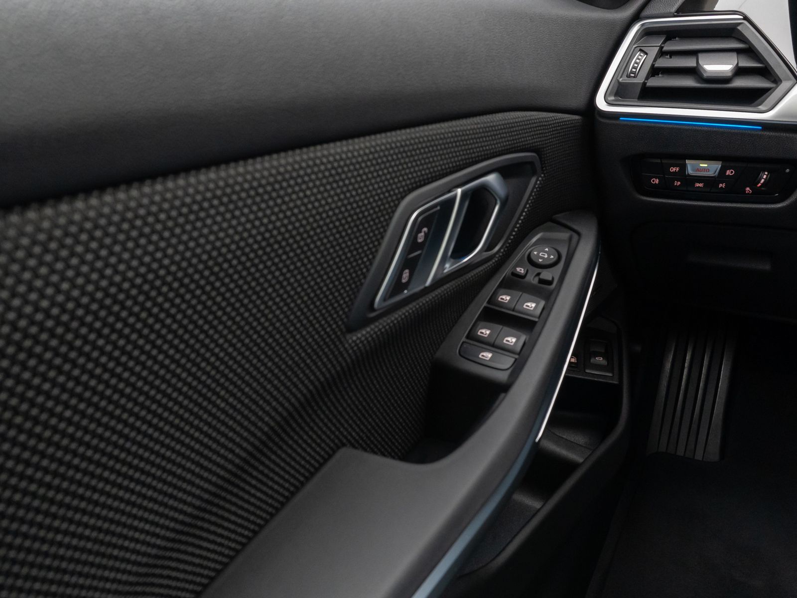 Fahrzeugabbildung BMW 330e Panorama Laser HUD DAB H/K Komfort Alarm