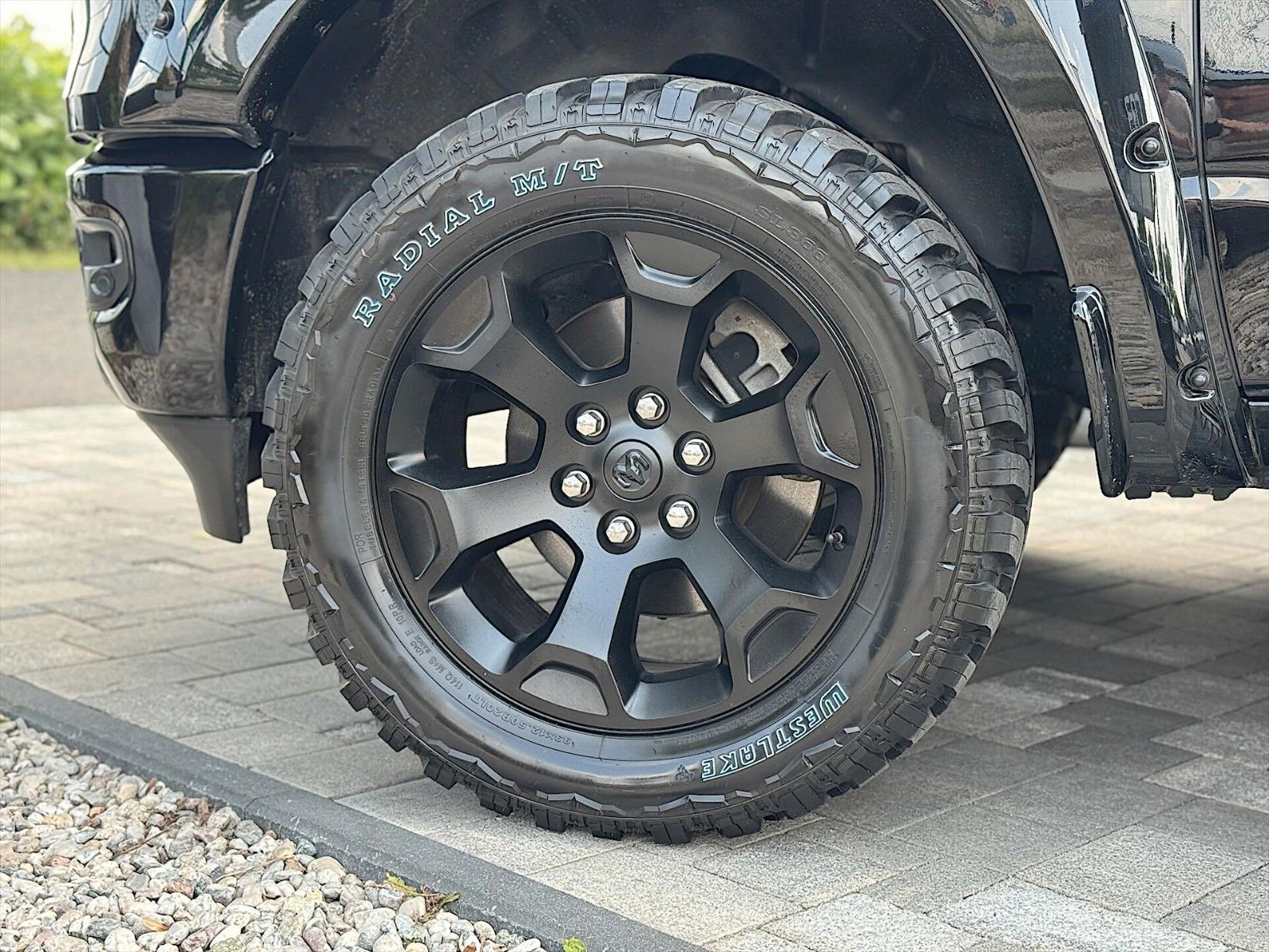 Fahrzeugabbildung Dodge RAM 5.7 V8 HEMI LARAMIE Night 4x4 eTorq Tesla
