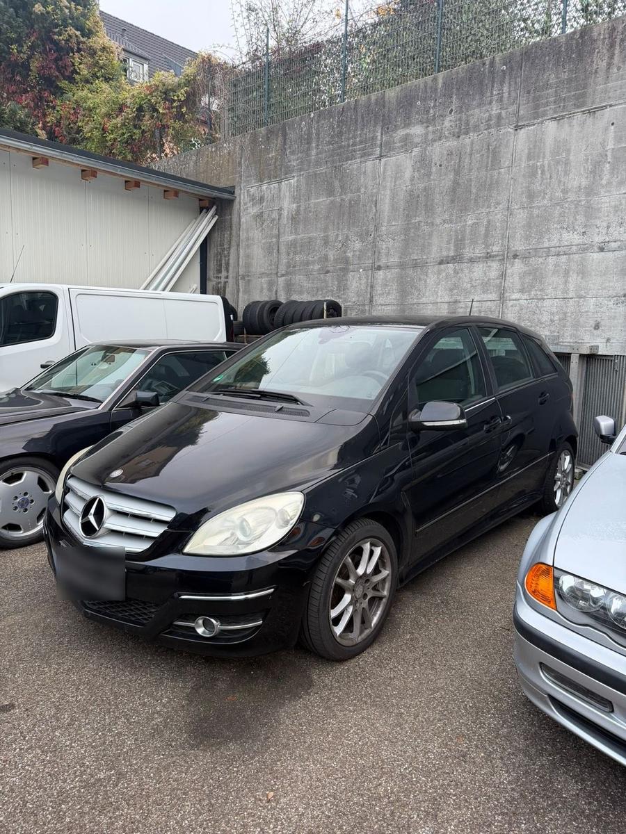 Mercedes-Benz B 180