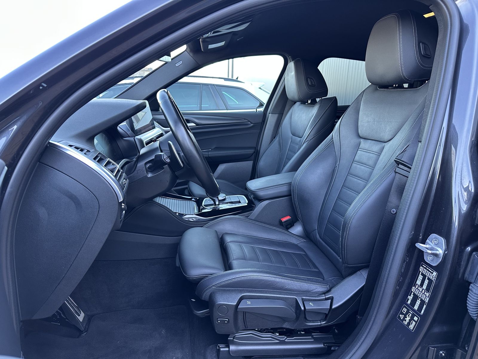 Fahrzeugabbildung BMW X4 xDrive20d M-Sport NAV+LED+AHK+20ZOLL+ACC+HIFI