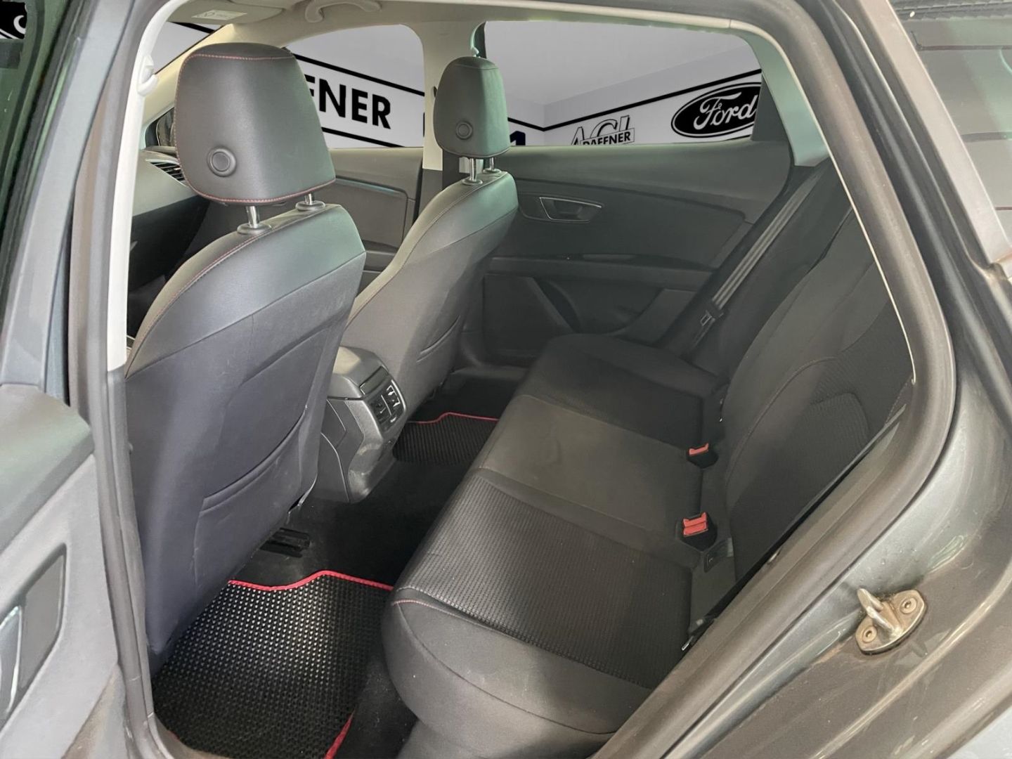 Fahrzeugabbildung SEAT Leon FR PANORAMADACH PDC Navi Tempomat