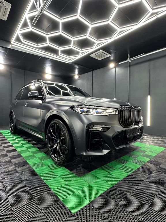 Image of BMW X7 M50
