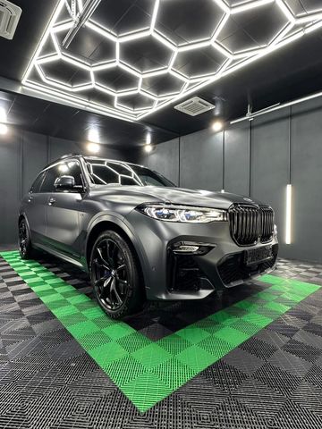 BMW X7 M50i - Dark Shadow Edition 1/500 - Frozen