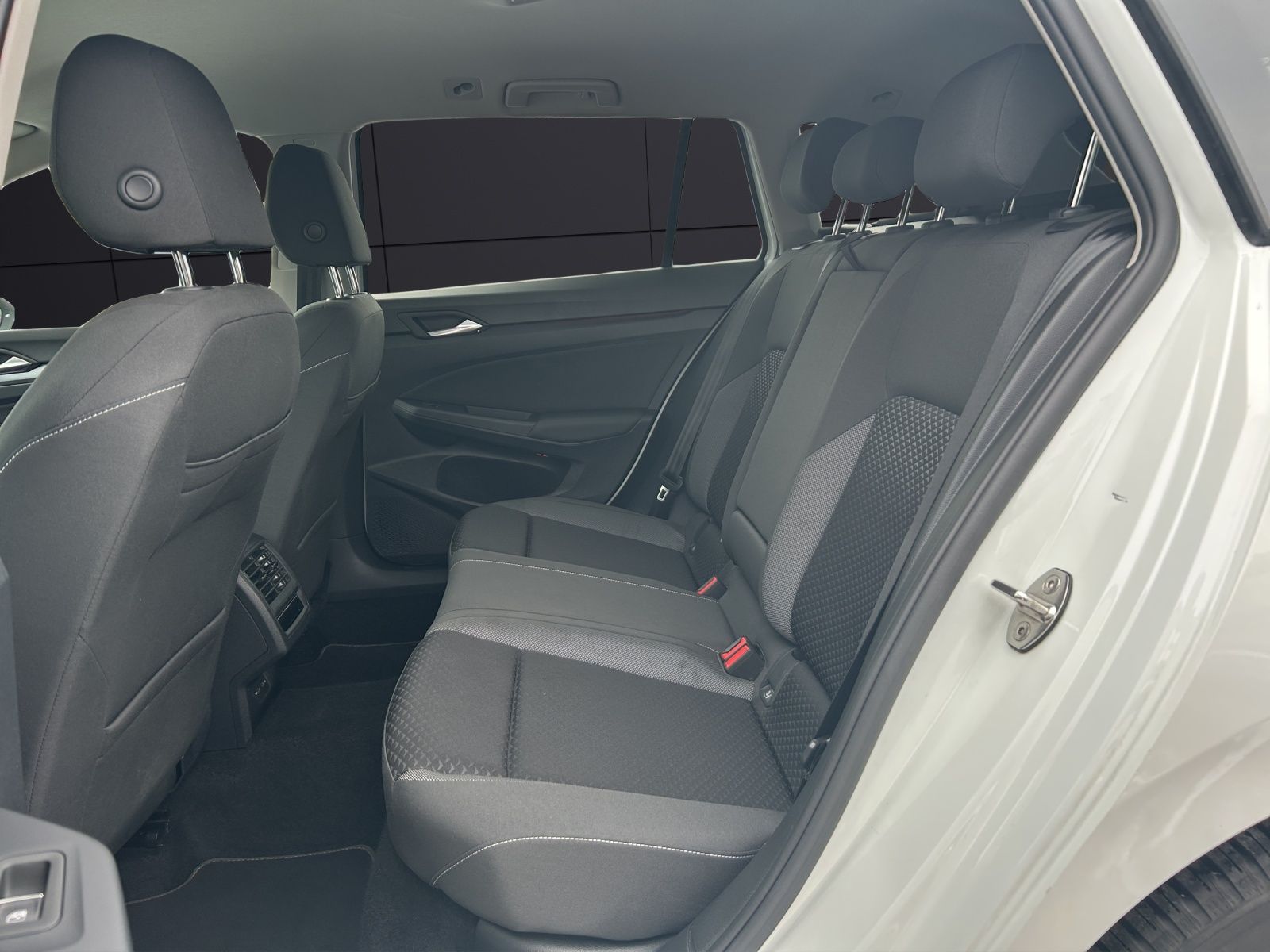 Fahrzeugabbildung Volkswagen Golf VIII Variant Active TDI DSG LED ACC SH Rear