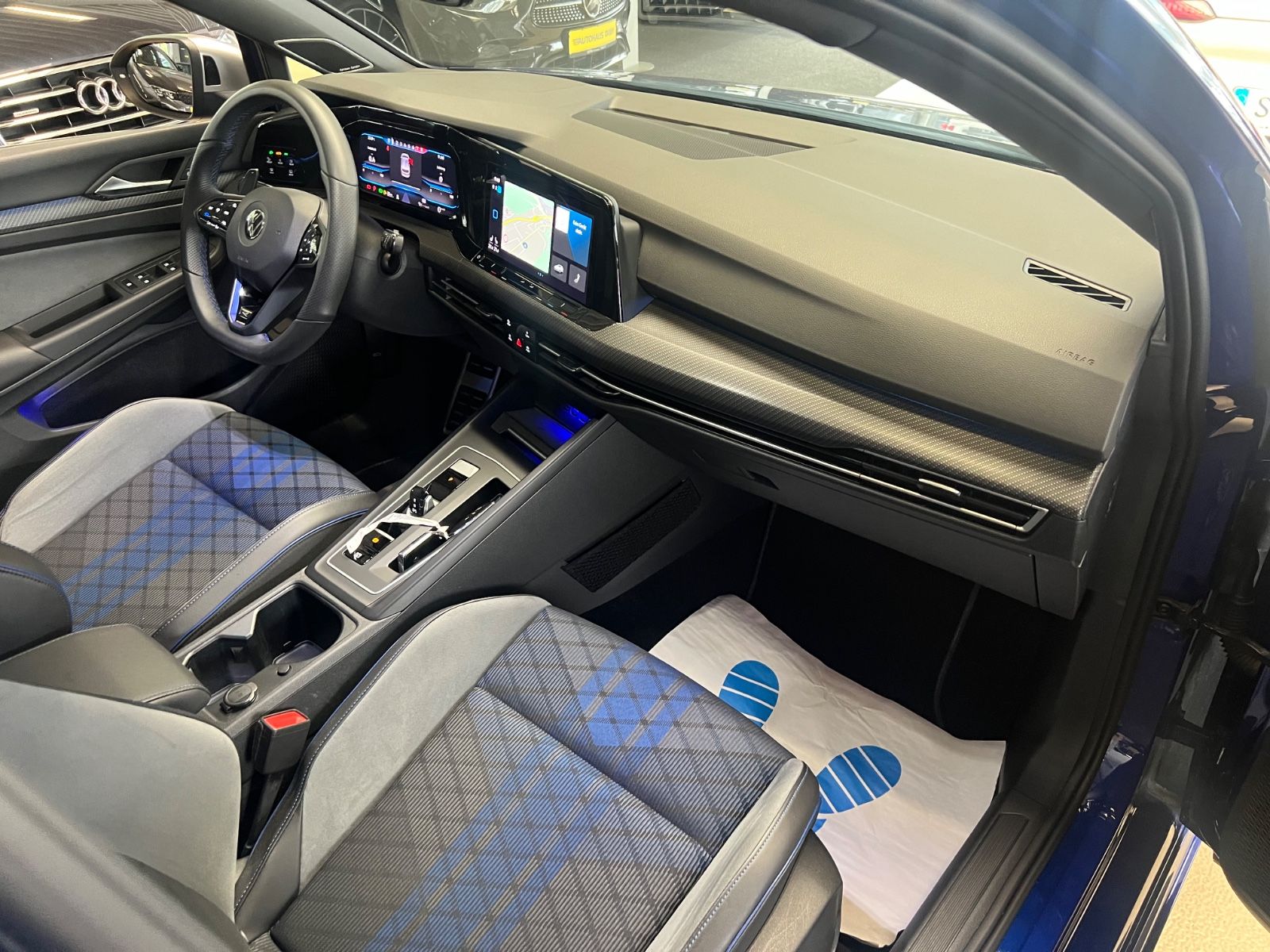 Fahrzeugabbildung Volkswagen Golf VIII Lim. R 4Motion *LAPIZ BLUE*KAMERA*IQ*