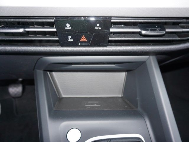 Fahrzeugabbildung Volkswagen Golf VIII TSI Life LED Navi AID ACC PDC SH LM