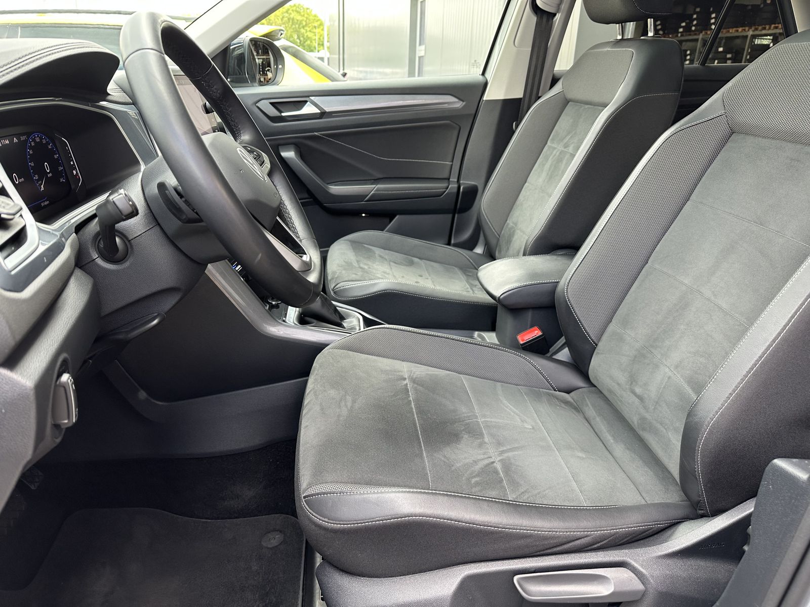 Fahrzeugabbildung Volkswagen T-Roc Sport 1.5 TSI DSG NAV+LED+PANO+18ZO+BEATS