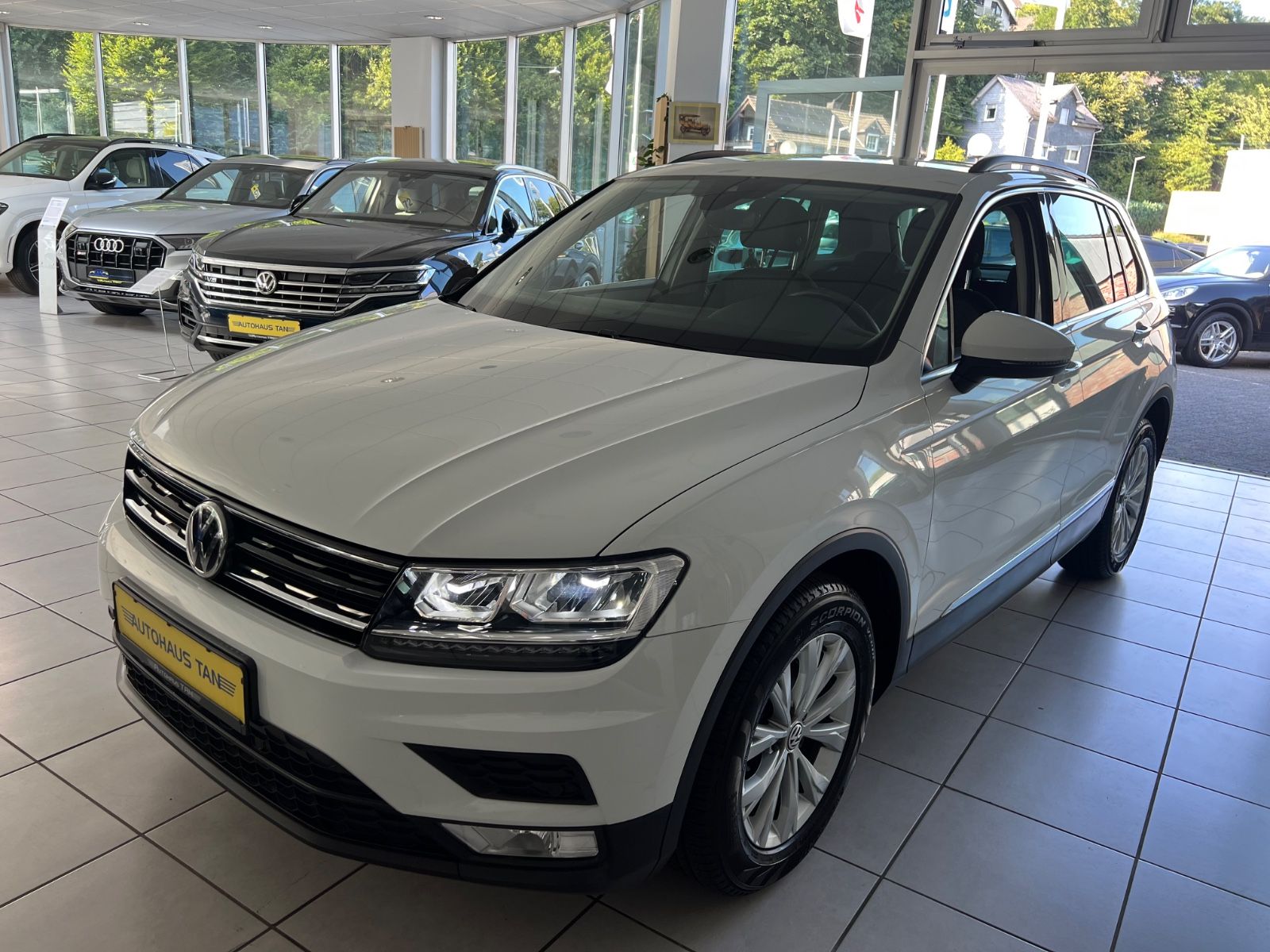 Fahrzeugabbildung Volkswagen Tiguan 1.4TSI DSG Comfortline *LED*NAVI* 1.HAND*