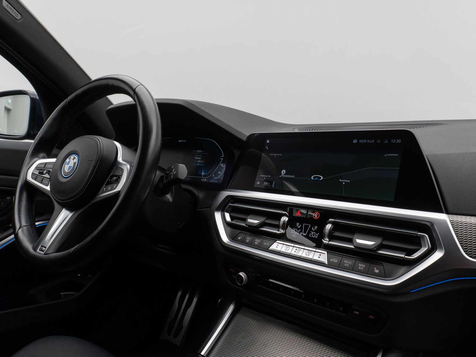 Fahrzeugabbildung BMW 330e  M Sport Laser Kamera HUD DAB HiFi Komfort