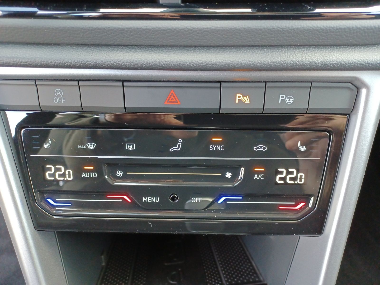 Fahrzeugabbildung Volkswagen T-Roc TSI Life LED CarPlay AID ACC RFK SH LM