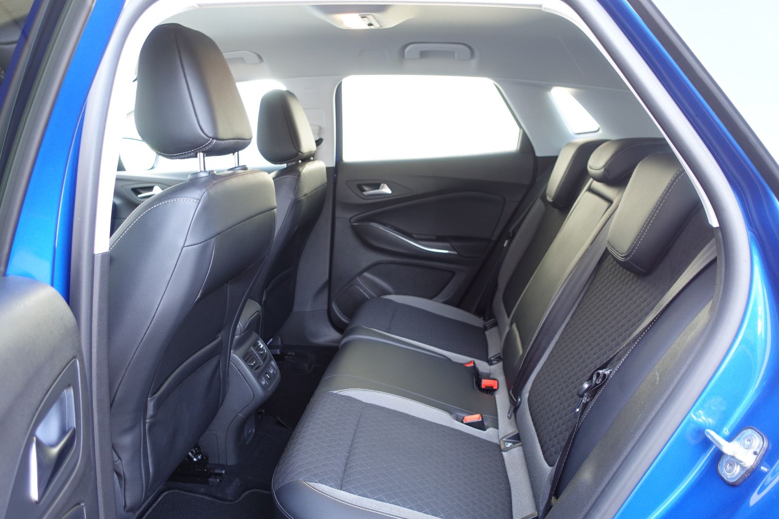 Fahrzeugabbildung Opel Grandland X 1.2Turbo AHK,Sitzh.,Navi,PDC,Kamera