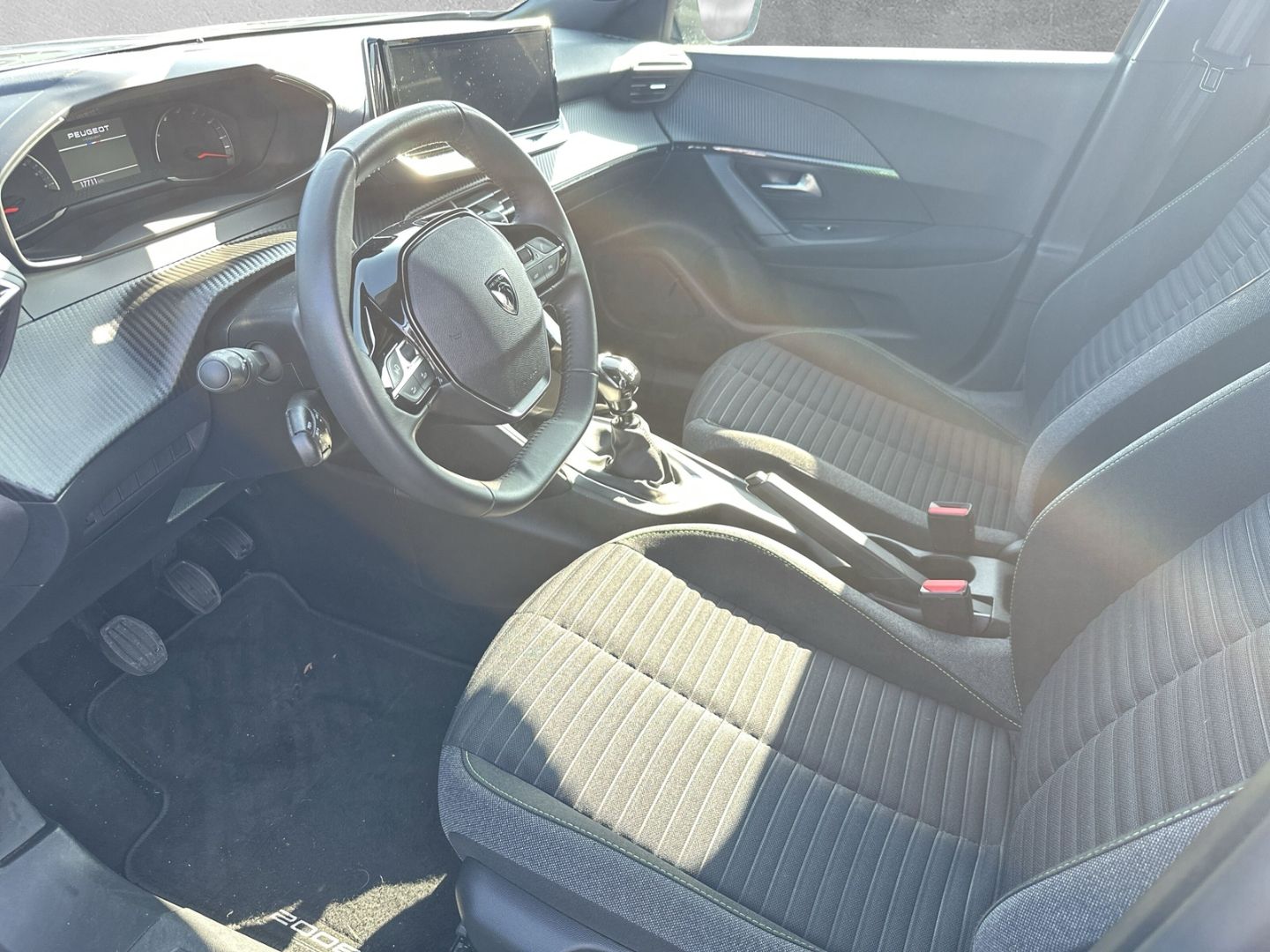 Fahrzeugabbildung Peugeot 2008 Active Navi LED Klimaautom SHZ Spurhalteass