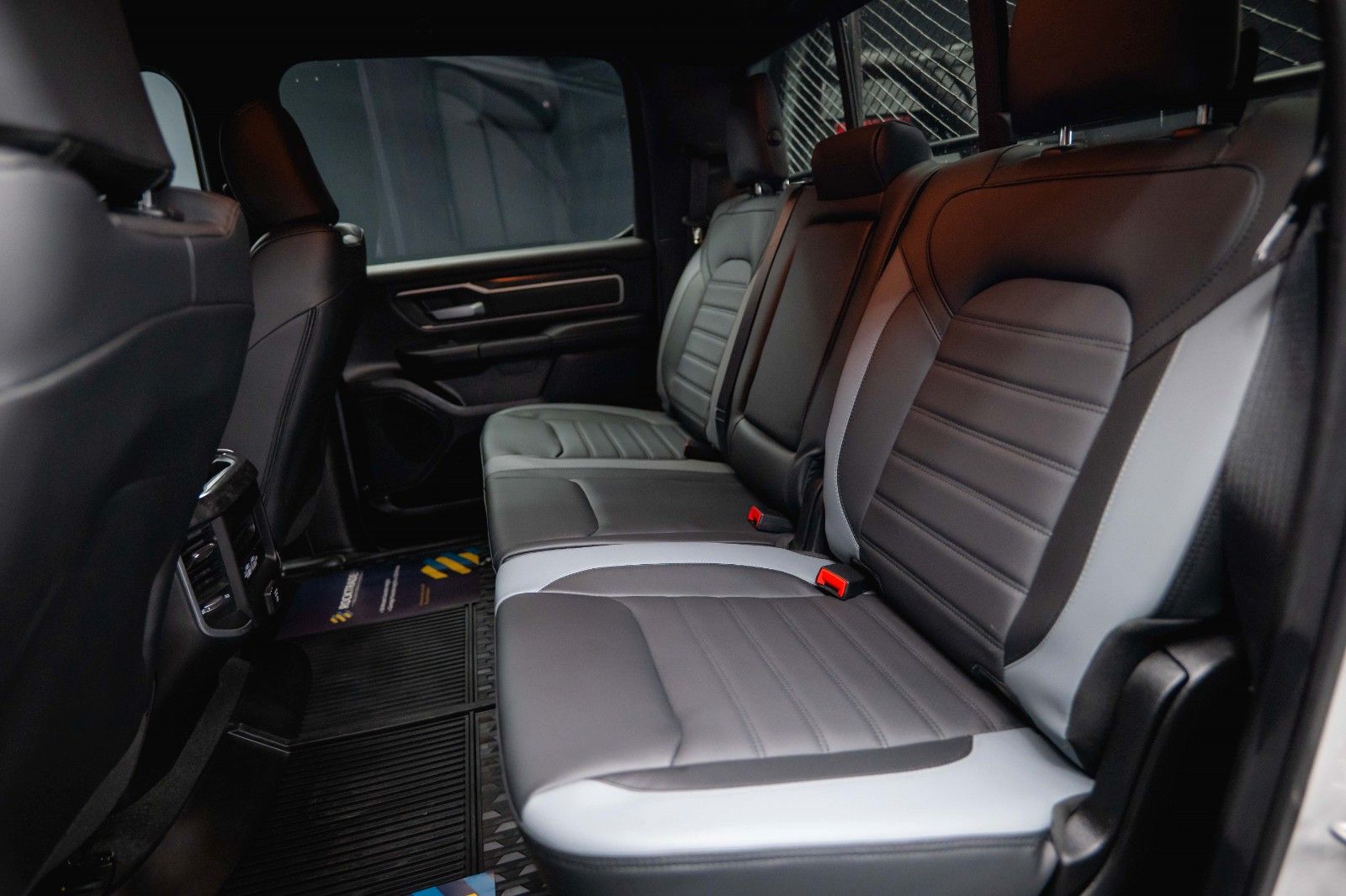 Fahrzeugabbildung Dodge RAM 5.7 V8 HEMI 4x4 OFFROAD Night-Paket *LED*