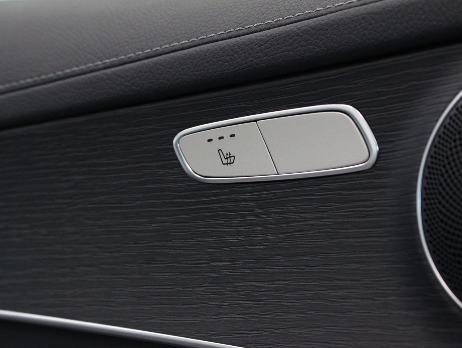 Fahrzeugabbildung Mercedes-Benz GLC 220d 4Matic AMG Line Standhzg.*Distronic*360