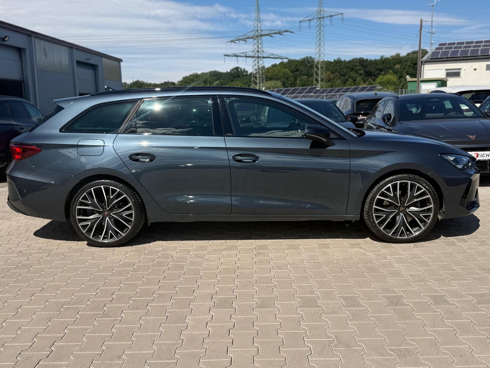 Ilustración del vehículo CUPRA Leon 1.5 eTSI MATRIX*PANO*ALCAN.*AHK*SENN*Drive2