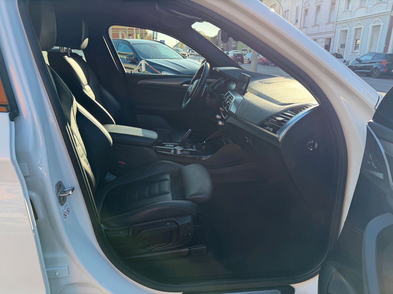 Fahrzeugabbildung BMW X4 xDrive 30 d M SPORT AHK NAVI LEDER 20 ZL. HUD