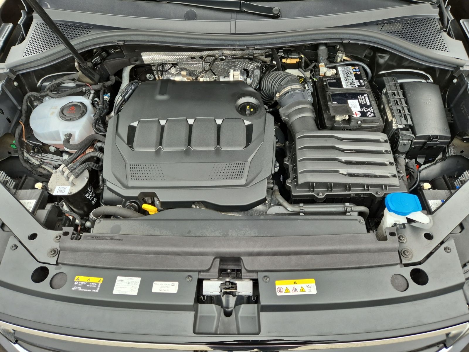 Fahrzeugabbildung Volkswagen Tiguan TDI R-Line DSG 4M Matrix STHZ AHK ACC Nav