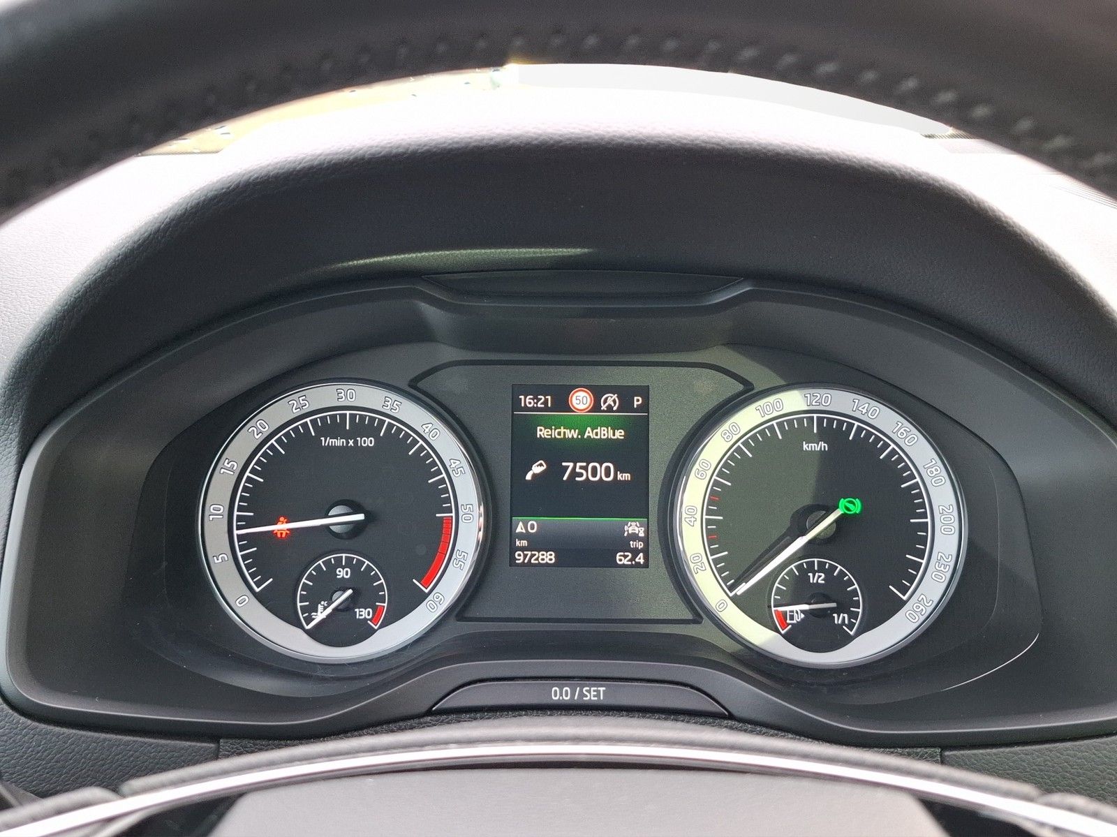 SKODA Karoq 2.0 TDI Drive125 4x4 DSG / AHK / NAVI / ST - Image 12