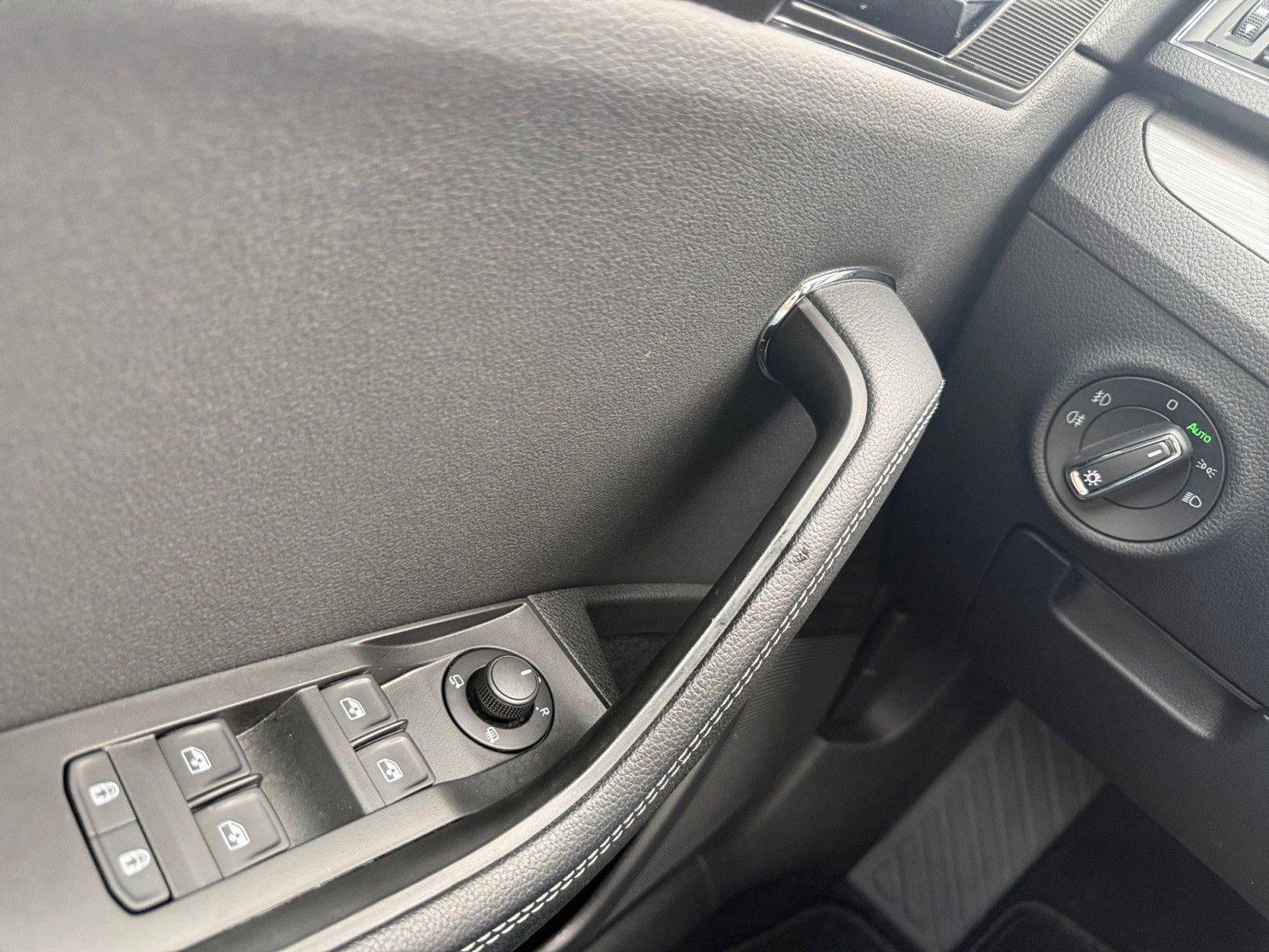 Superb Combi 2,0 TDI DSG Style Matrix Kamera ACC