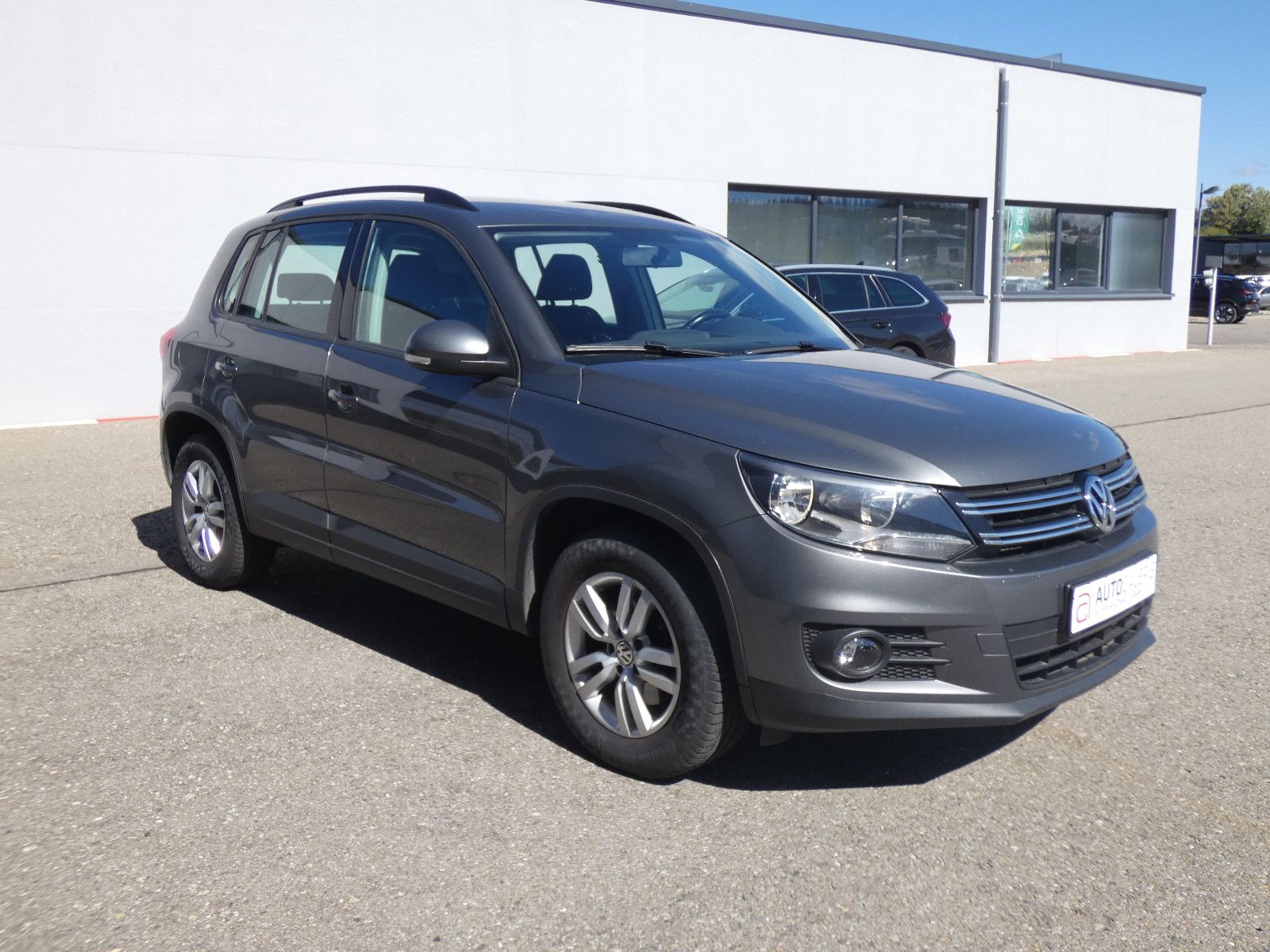 Volkswagen Tiguan - 1