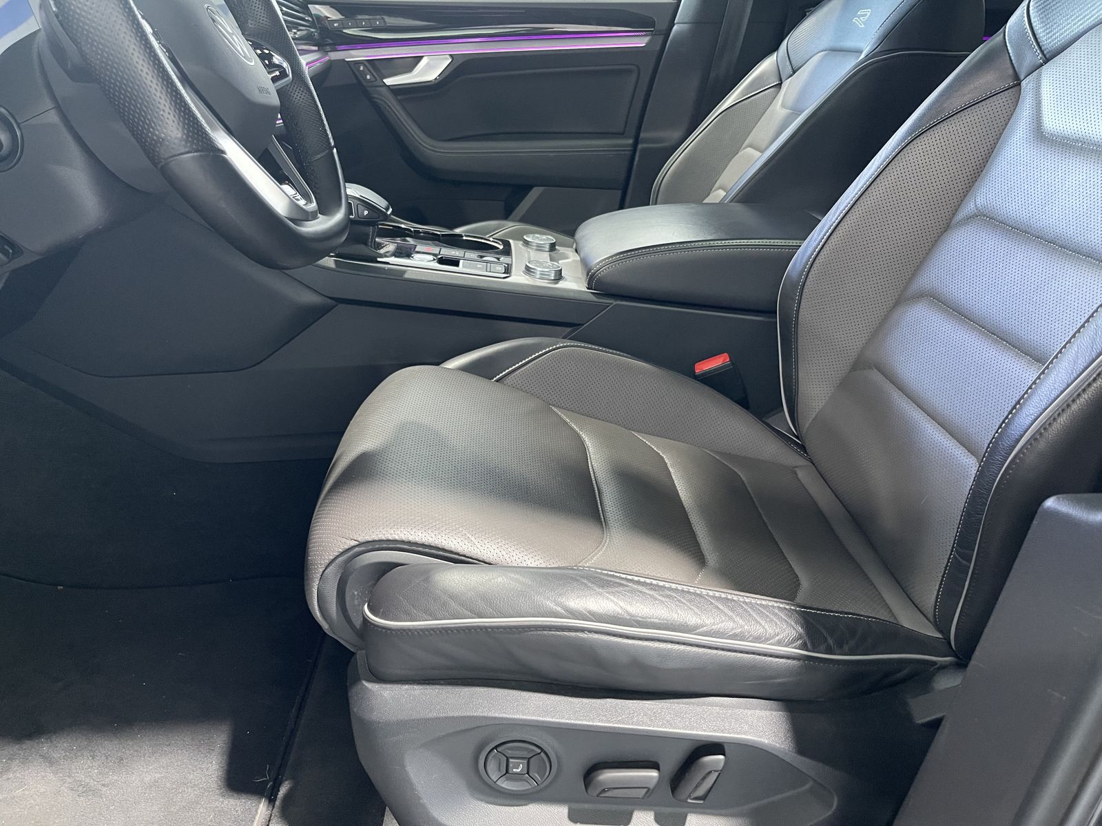 Fahrzeugabbildung Volkswagen Touareg 3.0 TDI*R-Line*4Motion*AHK*Leder*Pano*