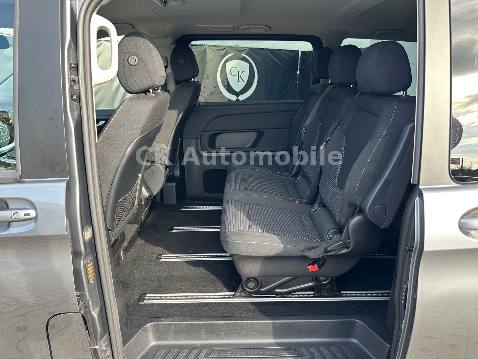 Fahrzeugabbildung Mercedes-Benz V 250d EDITION 4MATIC lang/7 Sitze/Navi/LED/AHK