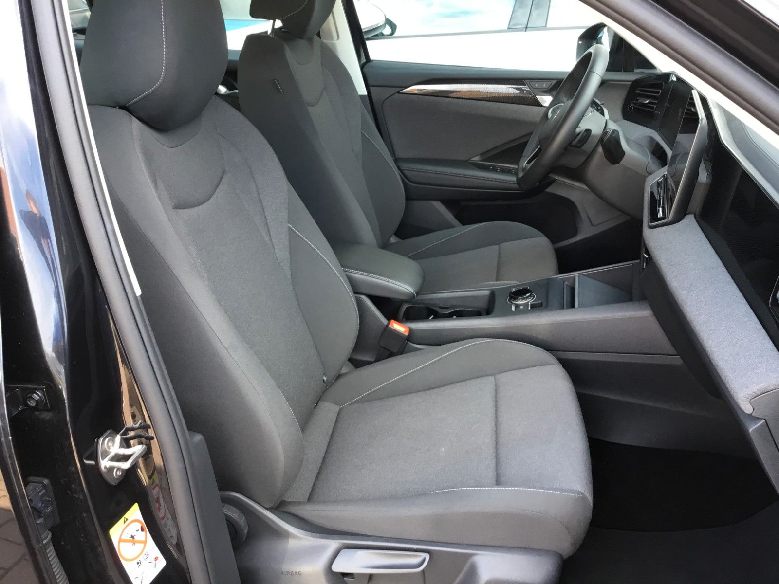 Fahrzeugabbildung Volkswagen Tiguan 1.5 eTSI DSG+AHK+LED+AppConnect+Sitzheizu