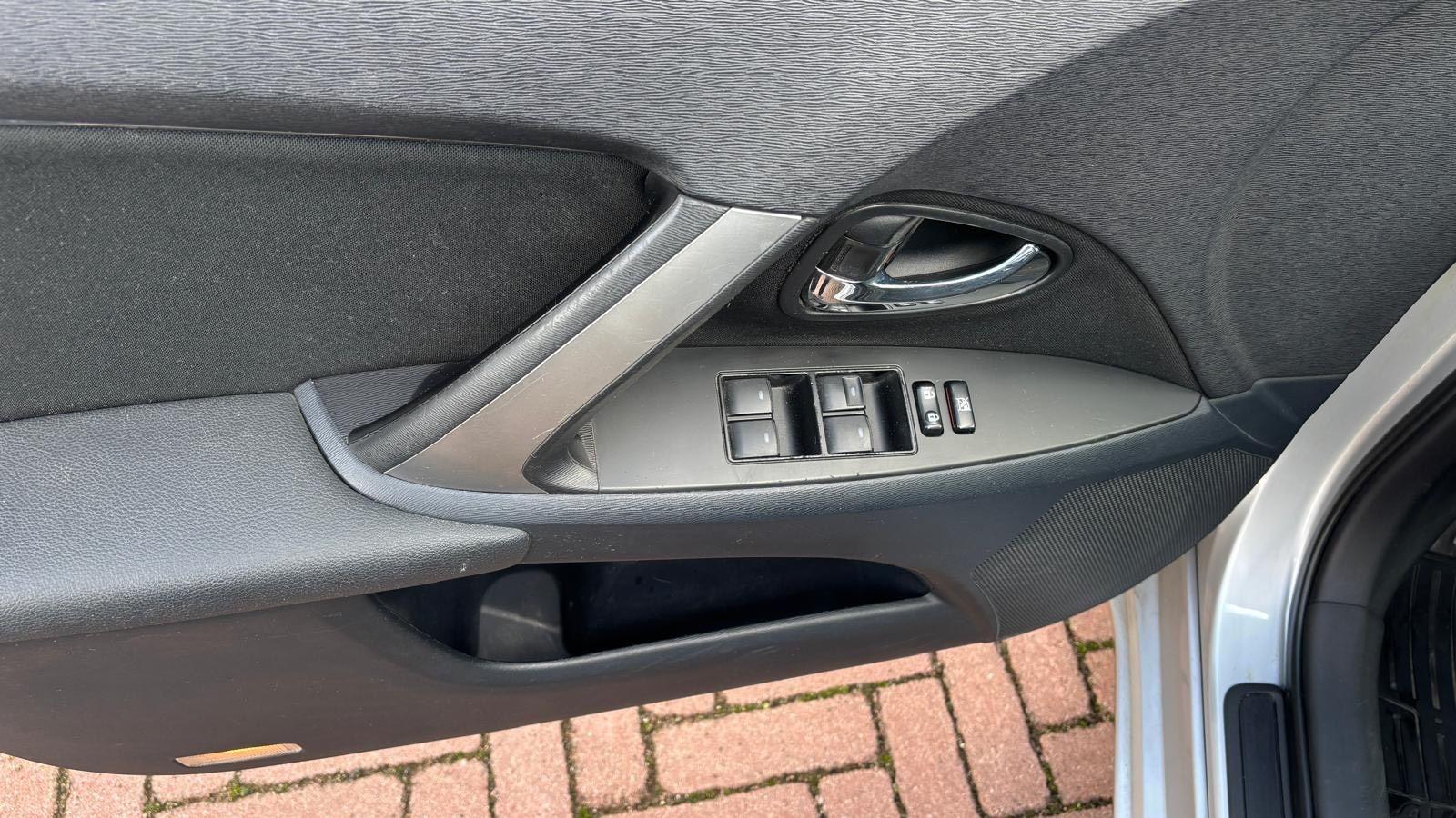 Toyota Avensis 2012 — photo 10