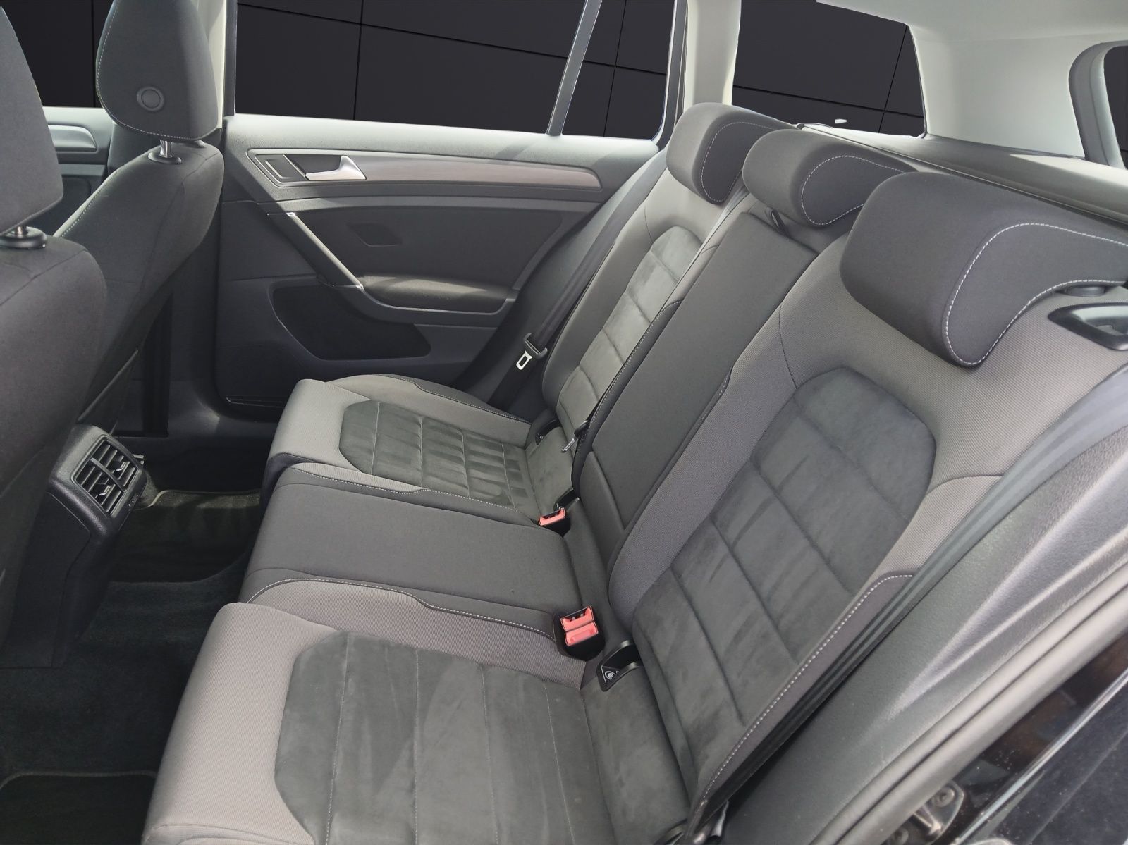 Fahrzeugabbildung Volkswagen Golf VII Variant TSI Comfortline LED Navi GRA PD