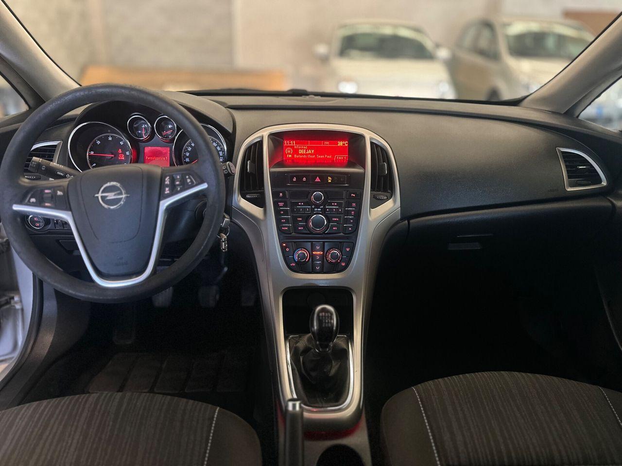 Opel Astra 2011 — photo 7
