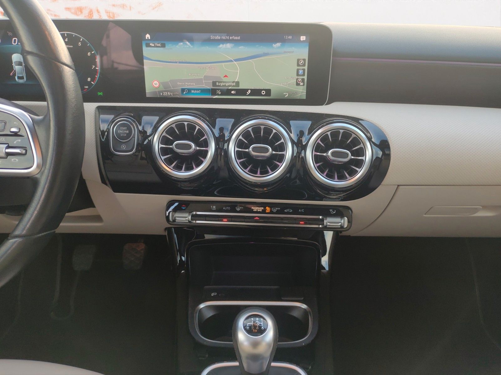 Fahrzeugabbildung Mercedes-Benz A200 Lim. ! NAVI ! PANORAMA ! LEDER ! MOTOR NEU