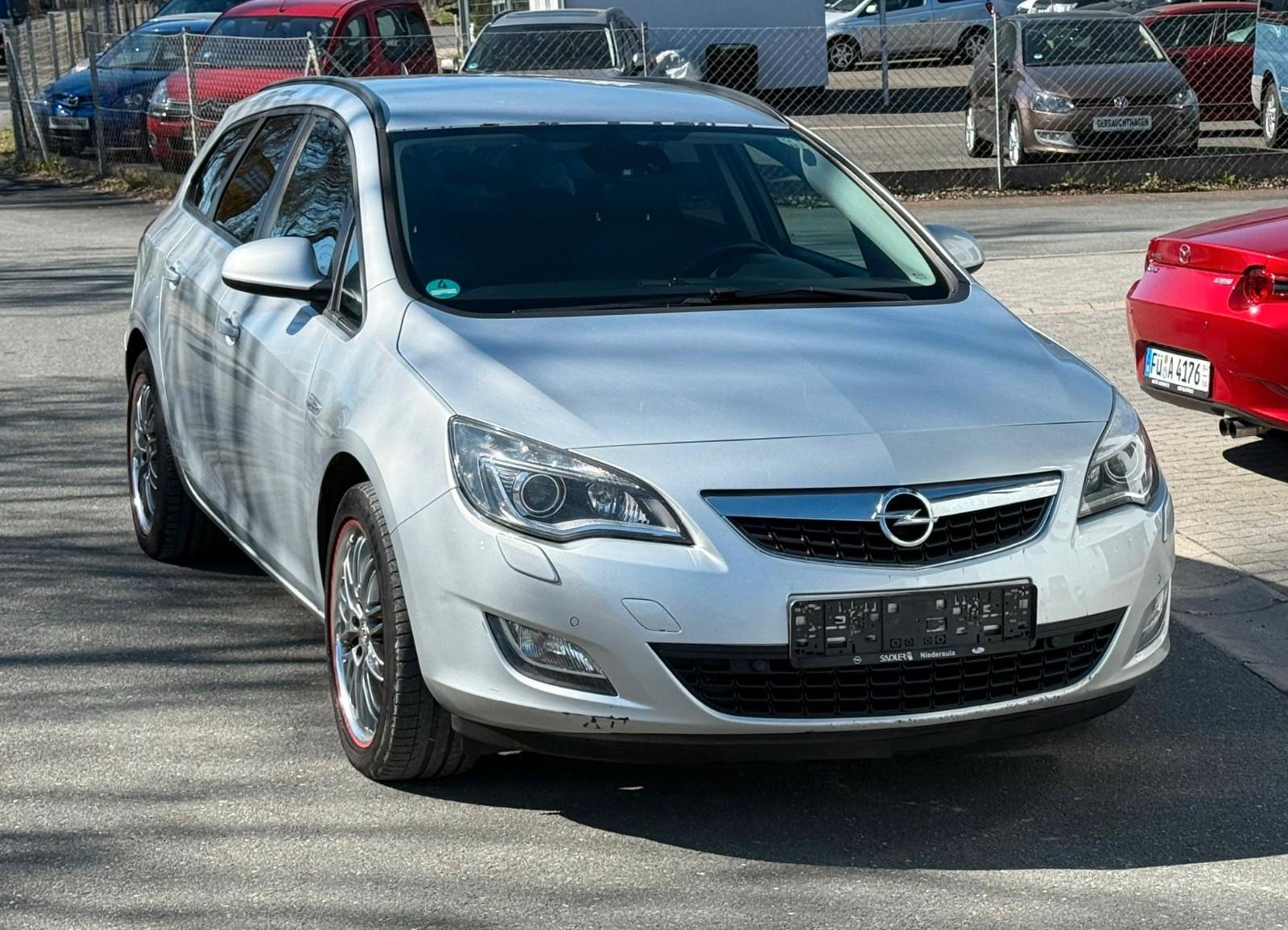 Opel Astra 2011 — rear view