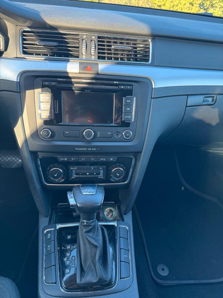 Skoda Superb 2012 — photo 11