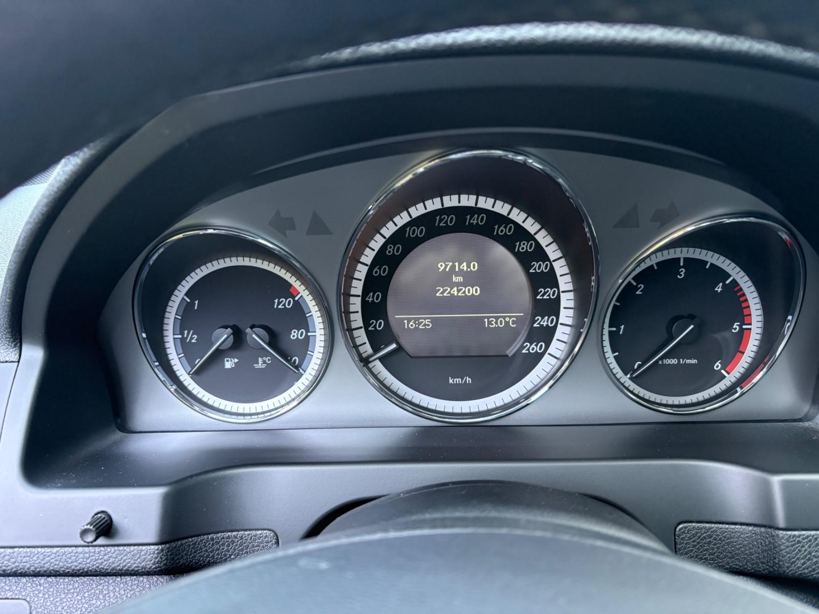 Mercedes-Benz C200 2010 — photo 12