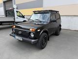 Lada Niva 4x4 - schwarze Lada Niva