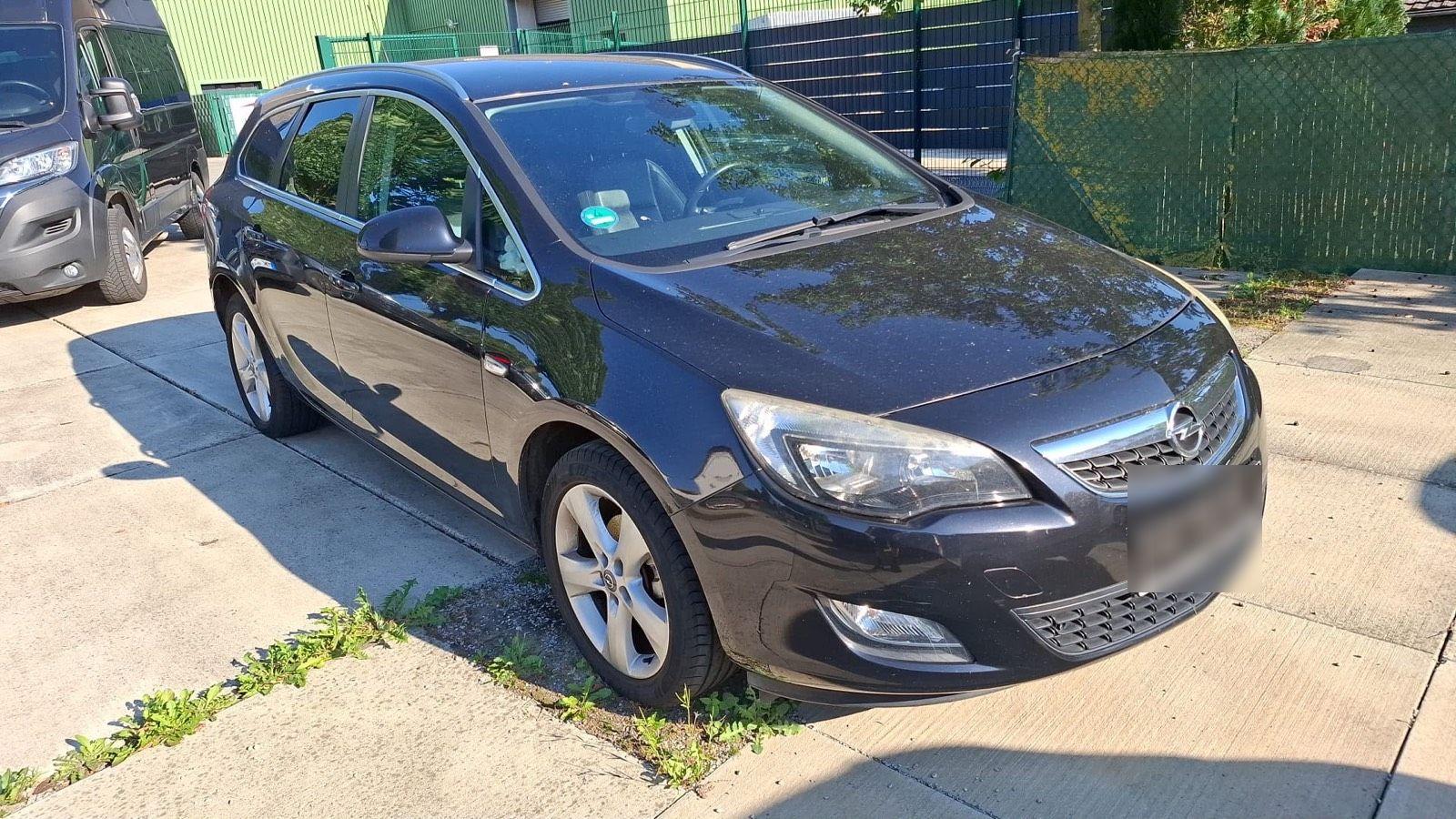 Opel Astra 2011 — photo 8