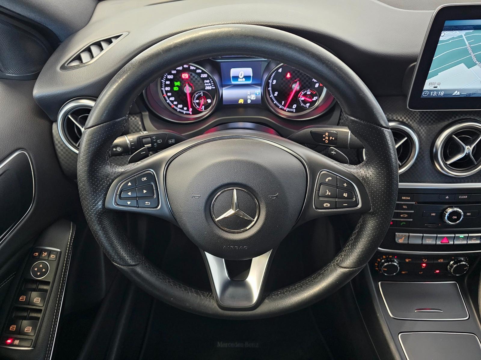 Mercedes-Benz A 250 Urban 4Matic +ACC/LED/Navi/Leder/Klima
